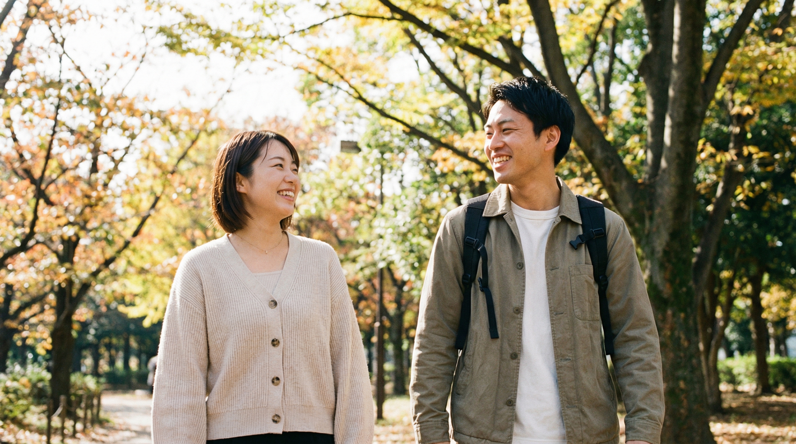 散歩しながら会話する様子